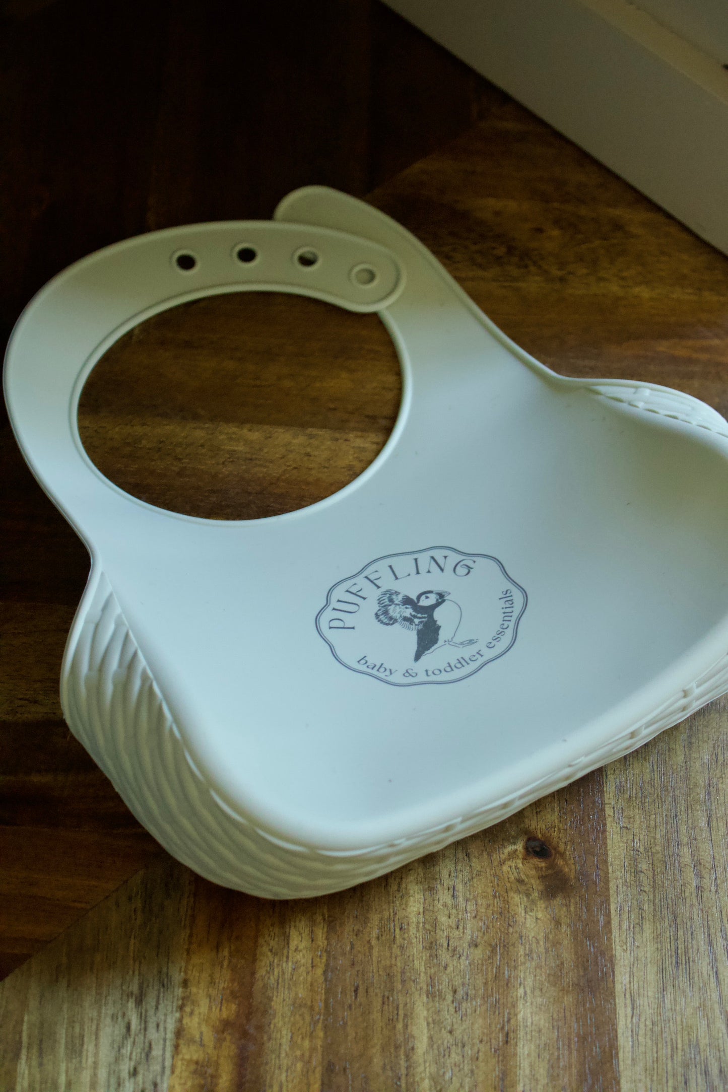 Puffling The picnic Bib, matcha green color, silicone baby bib, toddler bib, food catcher bib, mushie bib, baby mealtime, toddler mealtime, back of bib
