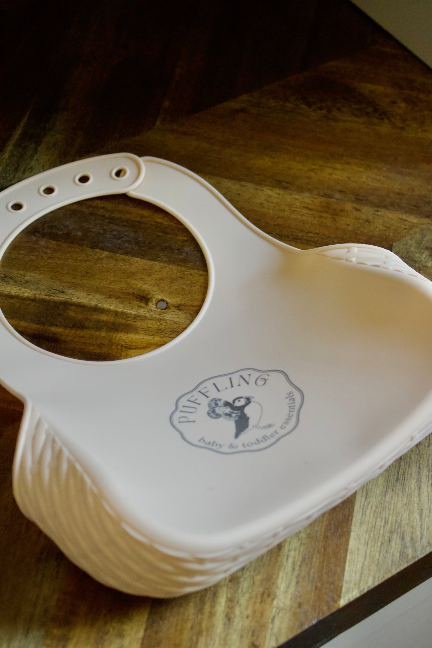 Puffling The picnic Bib, vanilla cream white color, silicone baby bib, toddler bib, food catcher bib, mushie bib, baby mealtime, toddler mealtime, back of bib