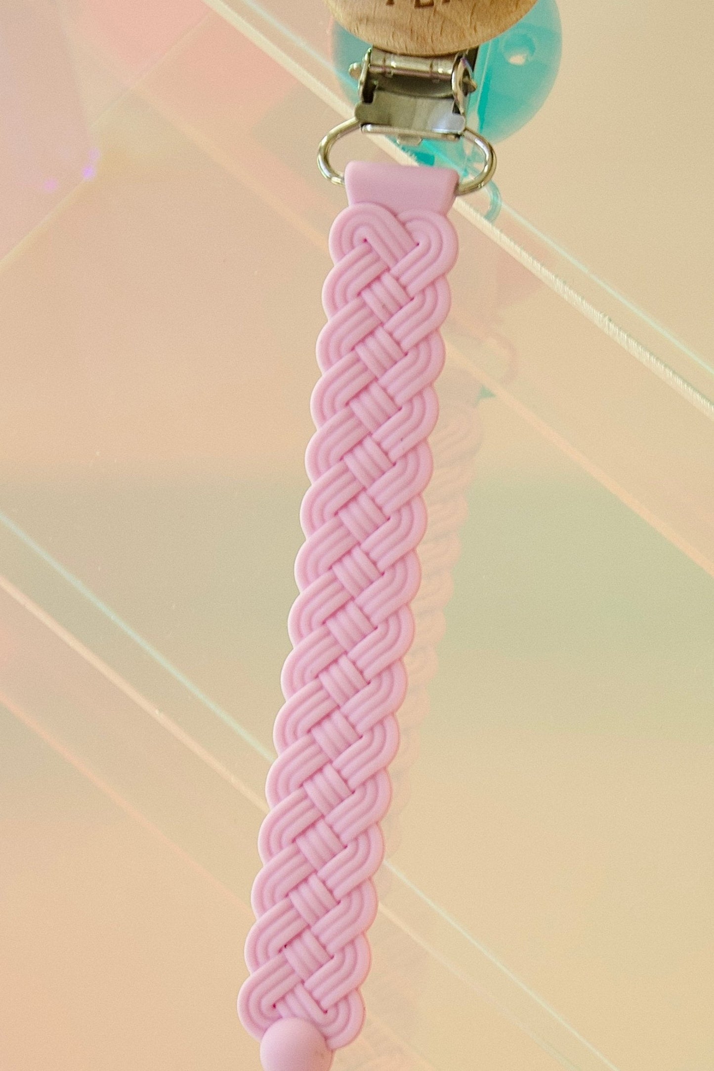 Puffling Woven Anti-drop Pacifier Clip, mushie pacifier clip, dummy clip, binky clip, silicone pacifier clip, pink purple orchid color, closeup