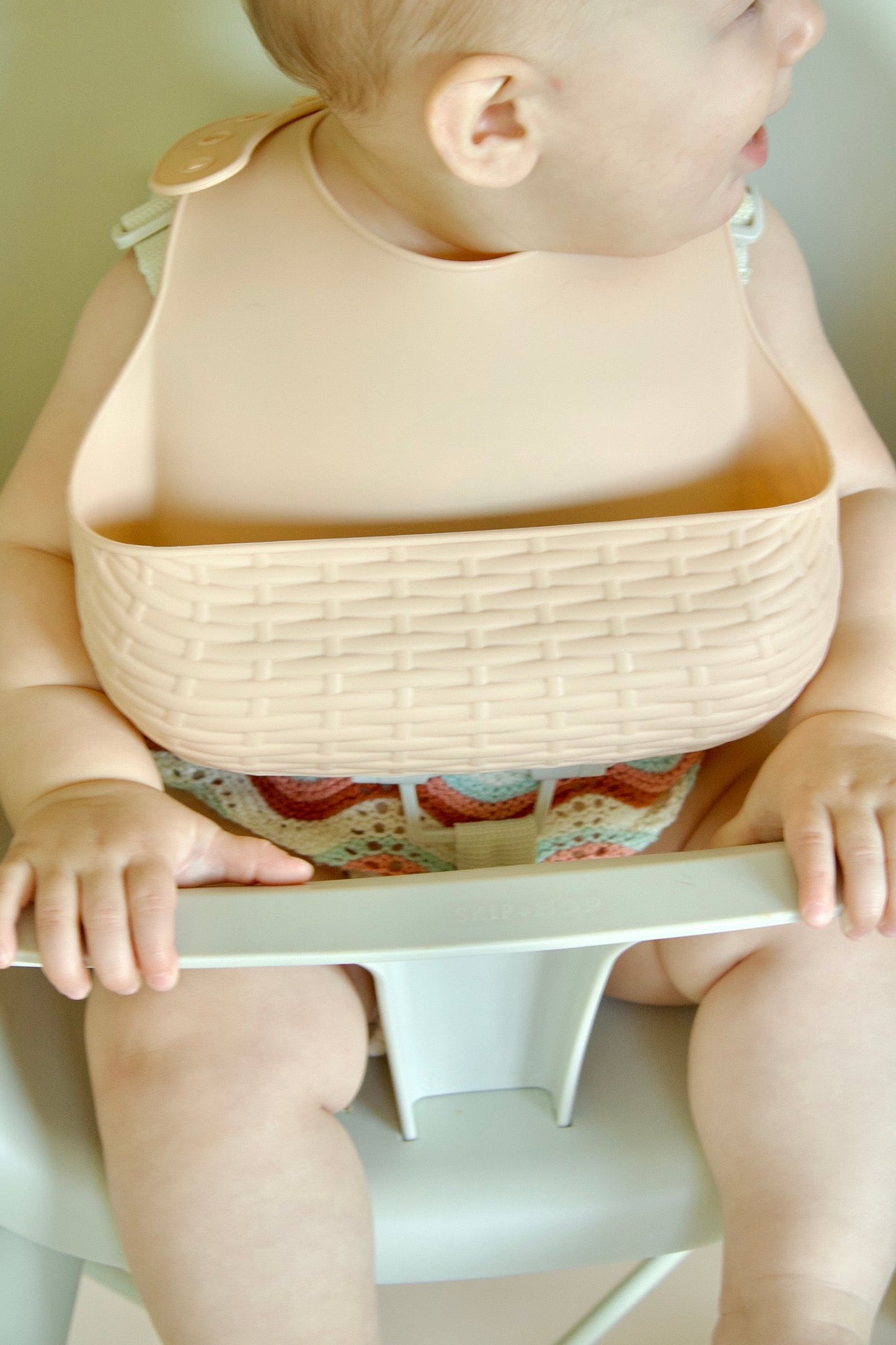 Puffling The picnic Bib, vanilla cream white color, silicone baby bib, toddler bib, food catcher bib, mushie bib, baby mealtime, toddler mealtime, bib on baby neck in highchair